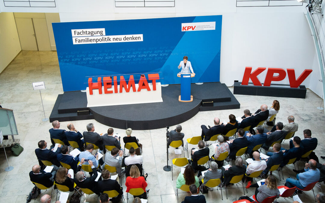 Familienpolitik neu denken: Fachtagung identifiziert Handlungsbedarf