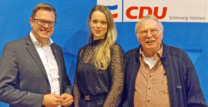 er KPV Kreisvorsitzende Uwe Voss (rechts) gratuliert Ole Plambeck MdL und Dorina Klaus zu den erfolgreichen Wahlen in den KPV-Landesvorstand: