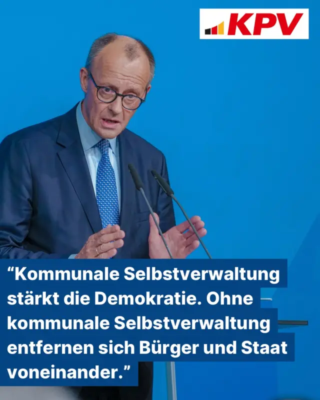 „Optimismus ist Pflicht“ sagt unser Bundeskanzler Friedrich Merz in seiner Rede zur kommunalen Familie. Er nehme die Hilferufe der Kommunen sehr ernst. Zu viele Aufgaben und zu wenig Geld - das sei eine toxische Mischung. Danke für die klaren Worte. 

#kpv #starkvorort 

📸 Alexandra Unger