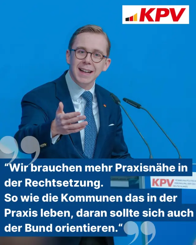 „Wir brauchen mehr Praxisnähe in der Rechtsetzung. So wie die Kommunen das in der Praxis leben, daran sollte sich auch der Bund orientieren. Wir brauchen pragmatische Lösungen und Tempo bei der Staatsmodernisierung!“ Danke lieber @philipp.amthor für die klaren Worte. 

#kpv #starkvorort 

📸 Alexandra Unger